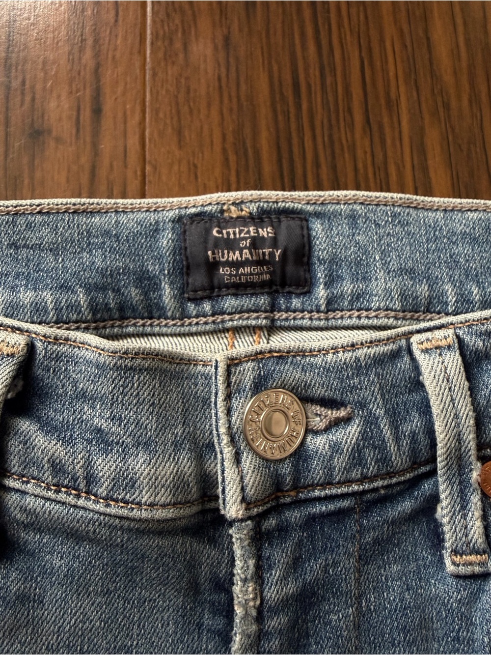 Citizens Of Humanity light blue denim shorts with silver button - Picture 2 of 5